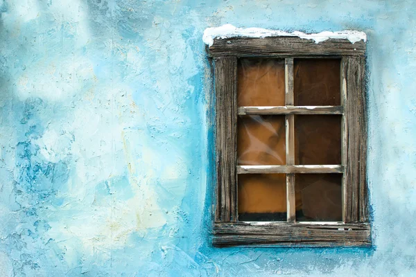 Janela em uma parede azul — Fotografia de Stock