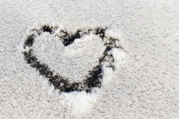 Forma di cuore sulla neve — Foto Stock