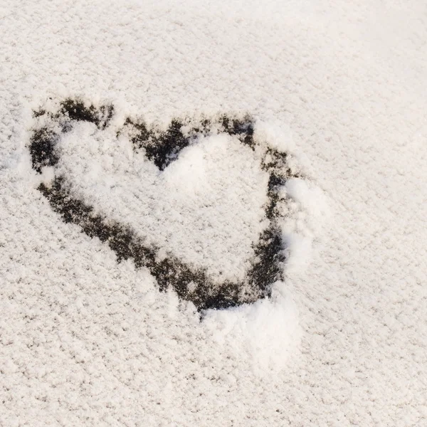 Cuore disegnato sulla neve — Foto Stock