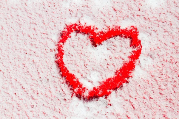 Cuore disegnato sulla neve — Foto Stock