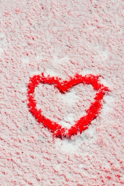 Forma di cuore sulla neve — Foto Stock