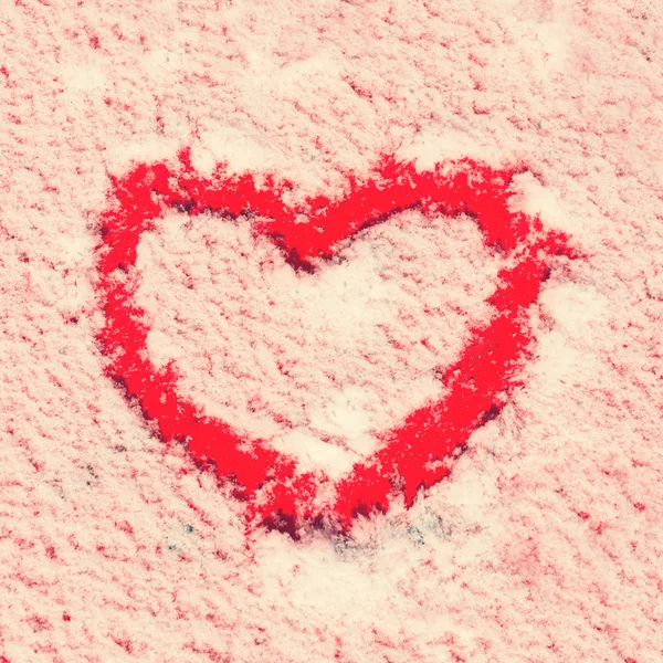 Forma di cuore sulla neve — Foto Stock