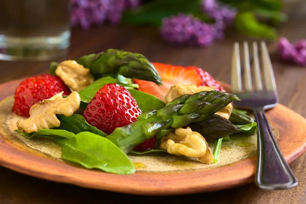 Strawberry Asparagus Spinach and Walnut Salad — Stock Photo, Image