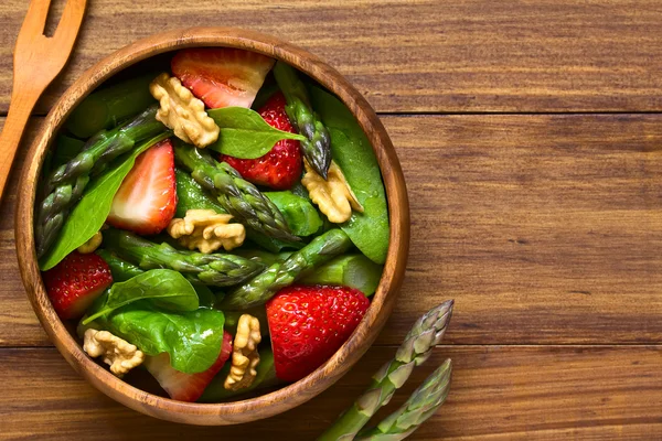Strawberry Asparagus Spinach and Walnut Salad — Stock Photo, Image