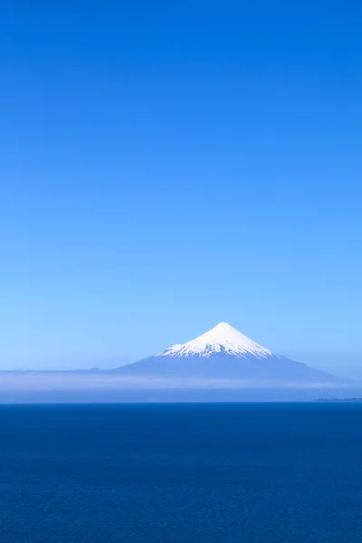 チリ、ランキフエ湖のオソルノ火山 — ストック写真