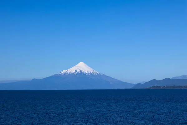 チリ、ランキフエ湖のオソルノ火山 — ストック写真