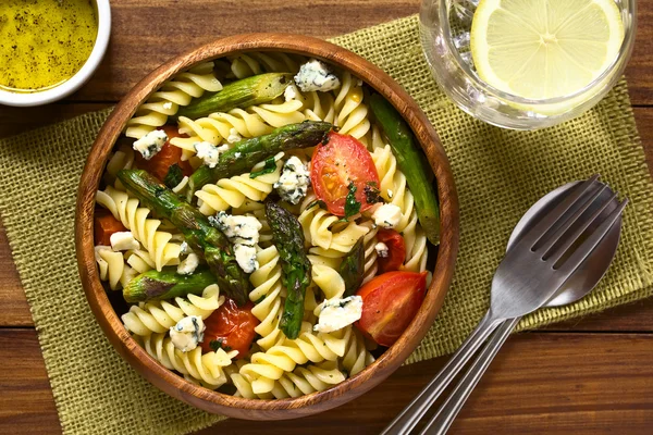 Asparagus, Tomato, Blue Cheese on Pasta — Stockfoto