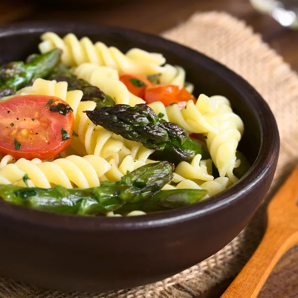 Spargel und Tomaten auf Nudeln — Stockfoto