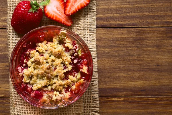 Baked Strawberry and Rhubarb Crumble — Stock Photo, Image