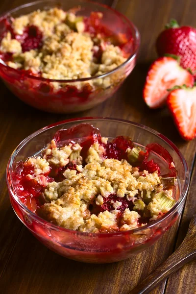 Baked Strawberry and Rhubarb Crumble — Stock Photo, Image