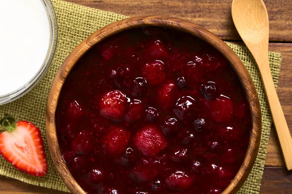 German Rote Gruetze (grañones rojos) Pudín de bayas rojas — Foto de Stock