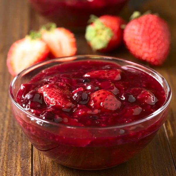 Deutsche rote gruetze (rote Grütze) roter beerenpudding — Stockfoto