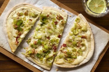 Pırasa ve pastırma Tarte Flambee