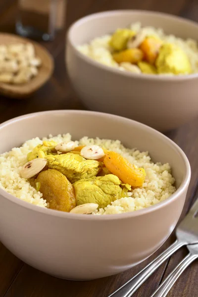 Frango e damasco seco ensopado em Couscous — Fotografia de Stock