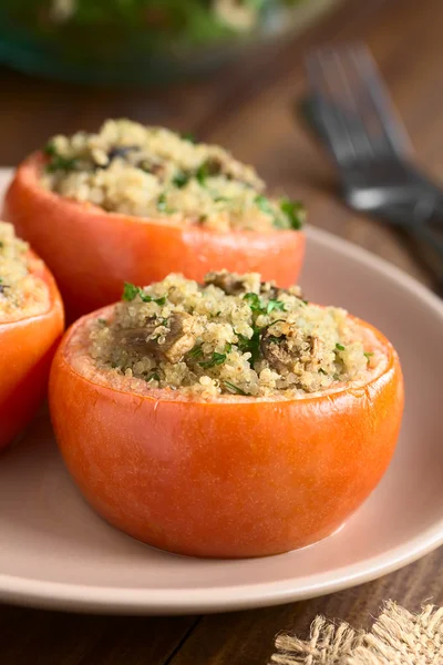 Ψημένη ντομάτα γεμιστή με Quinoa — Φωτογραφία Αρχείου