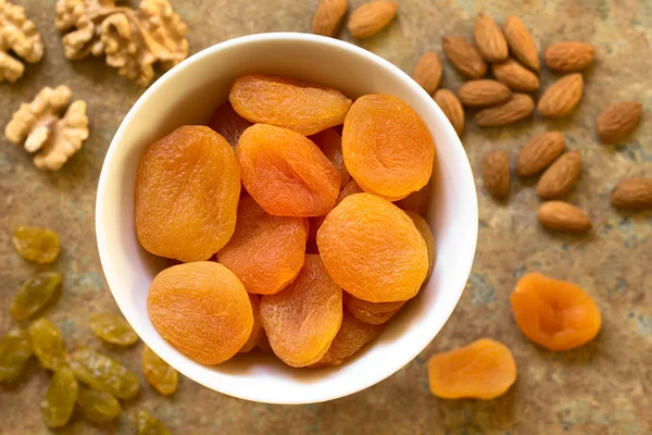 Albaricoques secos en tazón — Foto de Stock