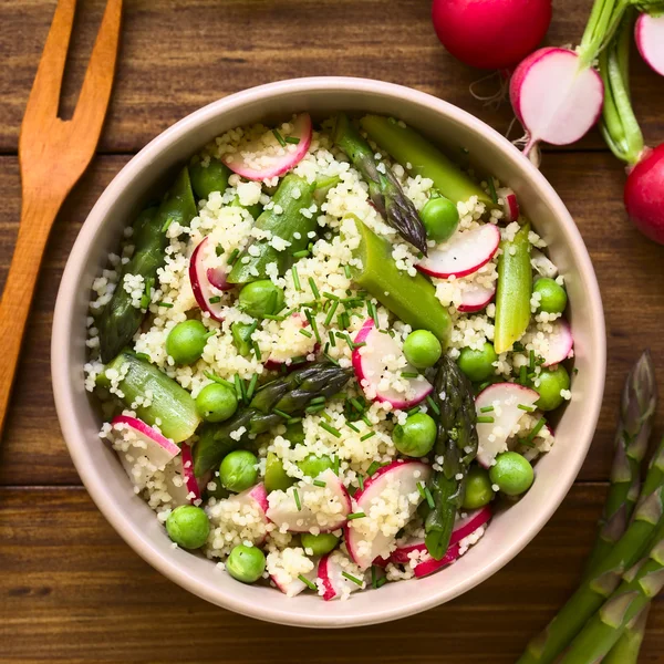 Salade de couscous aux asperges, pois et radis — Photo