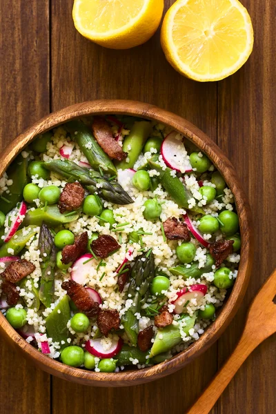 Ensalada de cuscús con espárragos, guisantes, rábano y tocino — Foto de Stock