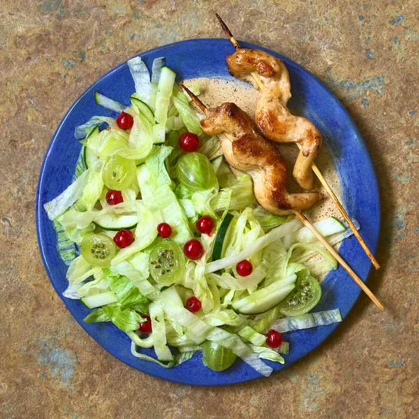 Groselha groselha vermelha Pepino e salada de alface com frango — Fotografia de Stock