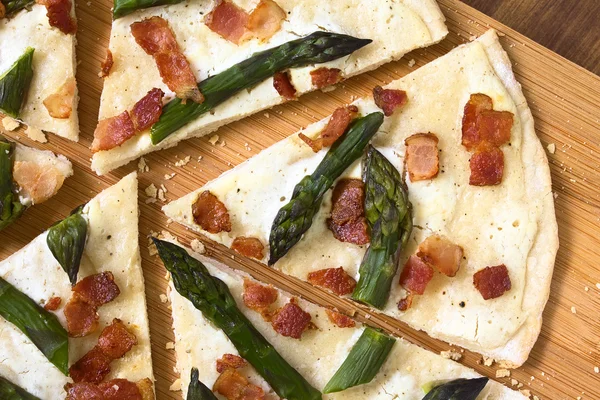 Espárragos y Tocino Tarte Flambee — Foto de Stock