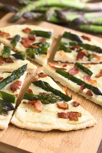 Espárragos y Tocino Tarte Flambee — Foto de Stock