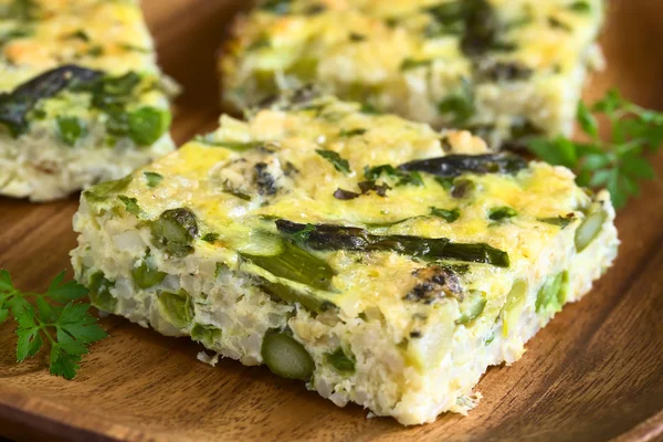 Green Asparagus, Pea, Blue Cheese Frittata — стокове фото