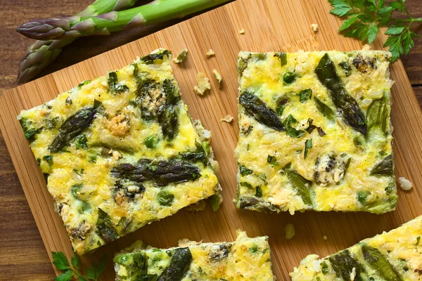 Grüner Spargel, Erbsen, Frittata mit Blauschimmelkäse — Stockfoto