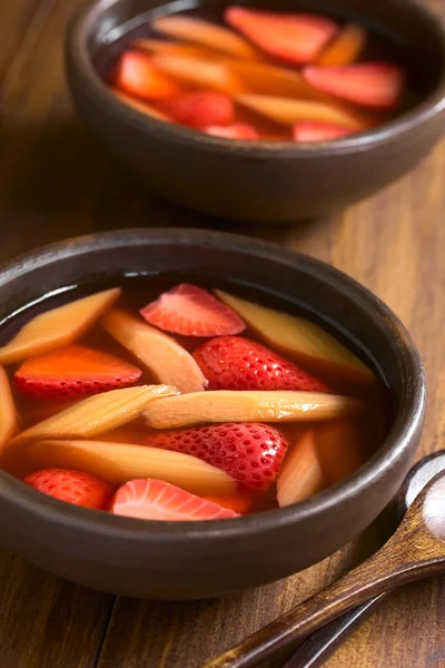 Erdbeer-Rhabarber-Suppe — Stockfoto
