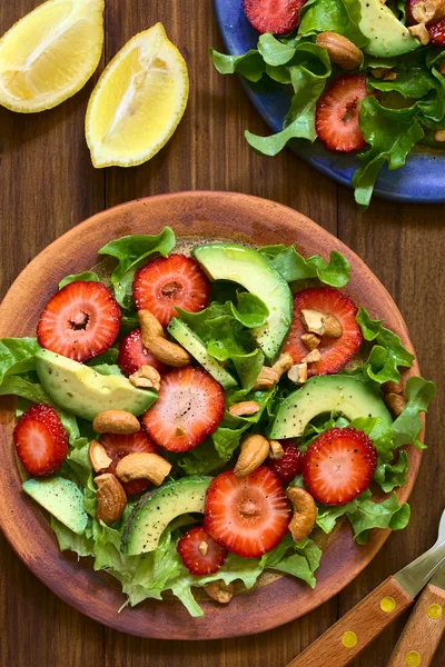 Fresa, Aguacate, Ensalada de lechuga con anacardos —  Fotos de Stock