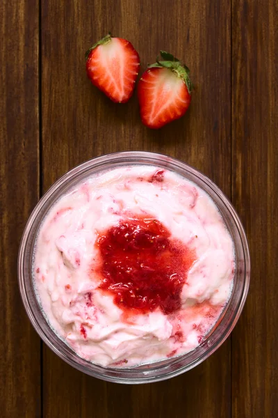 Erdbeer-Narr in Glasschale — Stockfoto