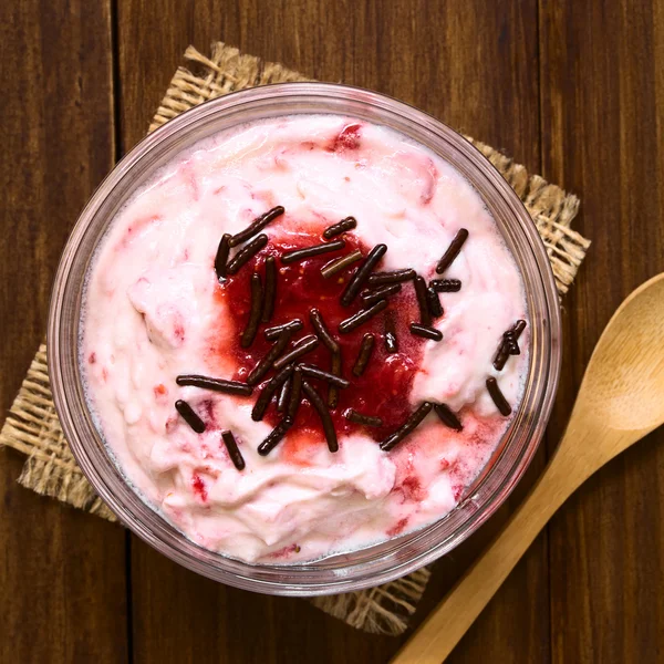 Tonto de fresa con chispas de chocolate — Foto de Stock