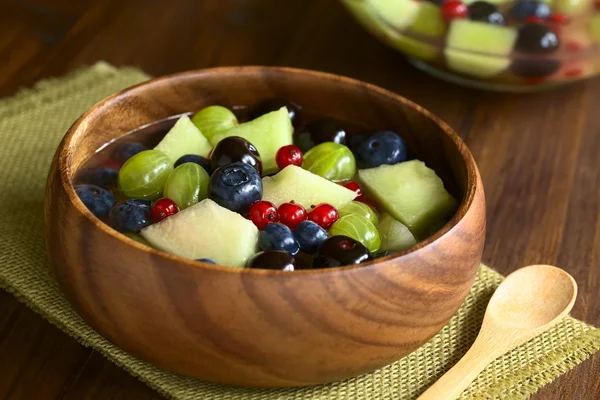 Salada de frutas de melão e bagas — Fotografia de Stock