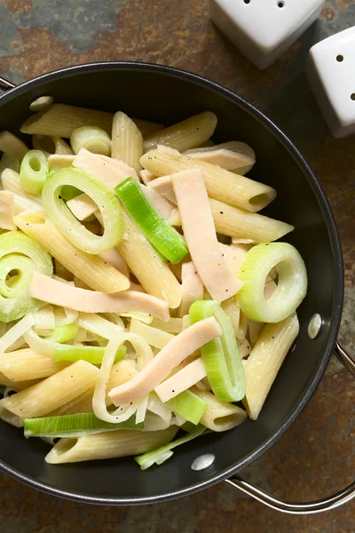 Nudeln mit Schinken, Lauch und Sahnesoße — Stockfoto