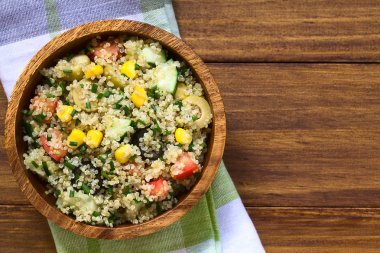 Quinoa ve sebze salatası