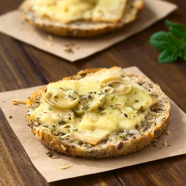 Gebackener Schinken, grüne Oliven-Käse-Sandwich — Stockfoto