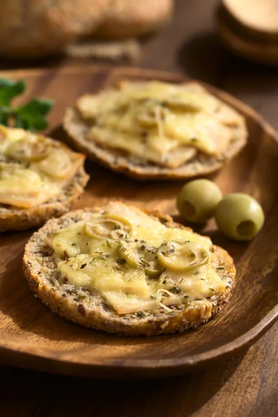 Bakad skinka, grön oliv och ostsmörgås — Stockfoto
