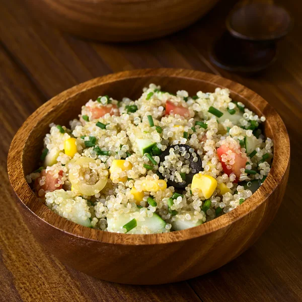 Quinoa och grönsakssallad — Stockfoto