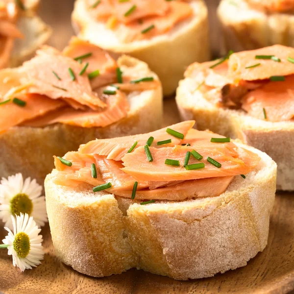 Sanduíches de salmão defumado — Fotografia de Stock