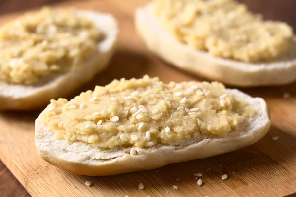 Chickpea Spread on Bread — Stock Photo, Image