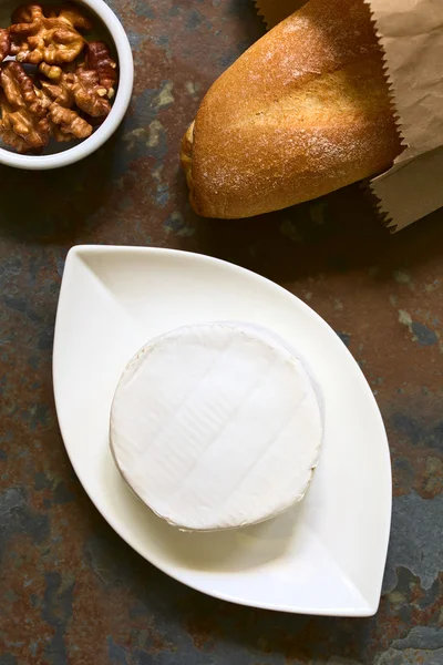 Sýr Camembert s bagetou — Stock fotografie