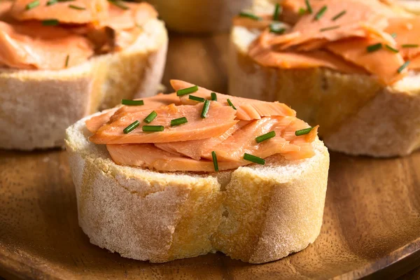 Sanduíches de salmão defumado — Fotografia de Stock