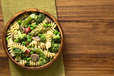 Pasta Primavera kuşkonmaz, bezelye, mantar, brokoli, domates ile