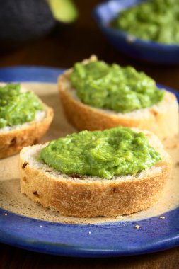 Ekmek üzerinde avokado krem