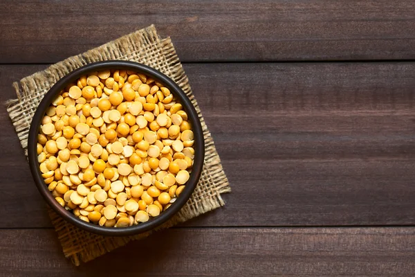 生黄色エンドウ豆の分割 — ストック写真