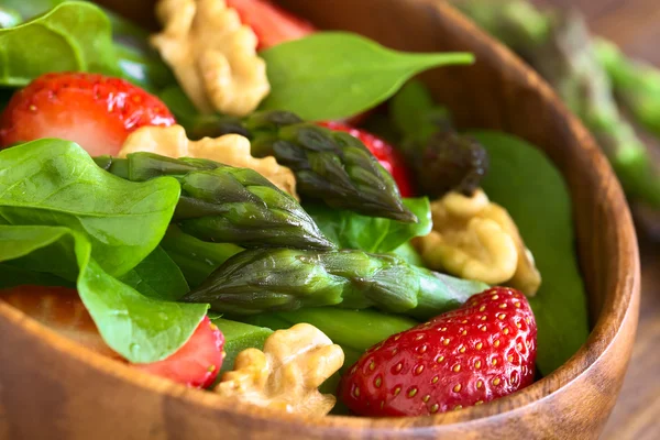 Ensalada de fresa, espárragos, espinacas y nueces —  Fotos de Stock