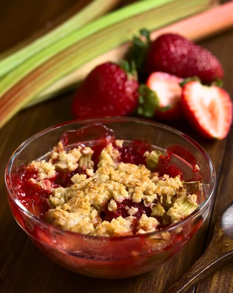 Strawberry and Rhubarb Crumble — Stock Photo, Image