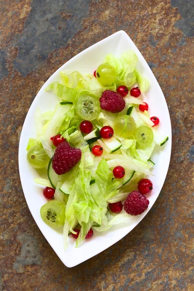 Салат из ягод, огурцов и салата — стоковое фото