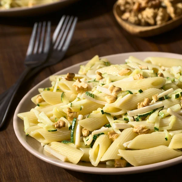 Nudeln mit Zucchini, Schinken und Walnüssen — Stockfoto