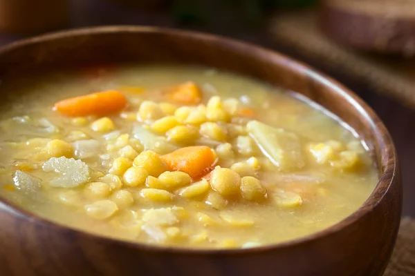 Vegan жовтий гороховий суп — стокове фото