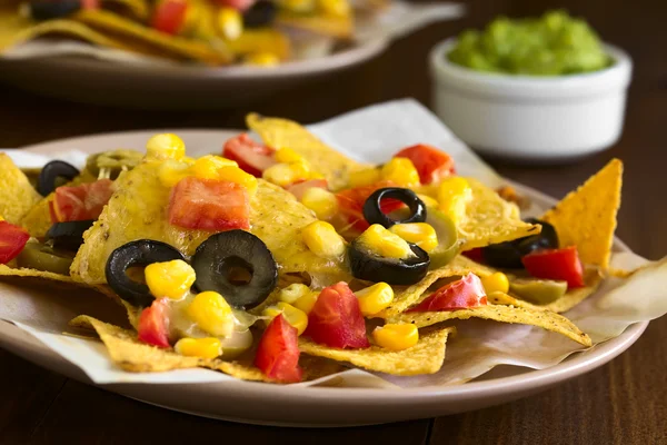 Gebackene Nachos mit Käse und Gemüse — Stockfoto